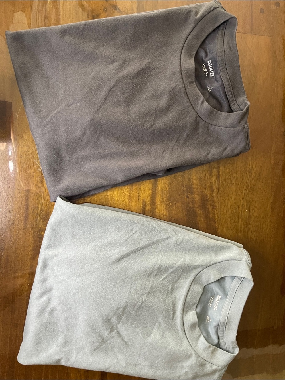Hollister Men's Crewneck Sweatshirts in Charcoal and Light Gray